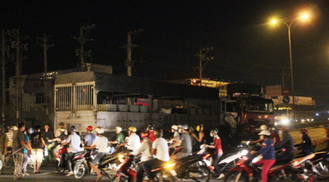 Xe cộ duy chuyển khó khăn trên quốc lộ 1 - Ảnh: Hải Hiếu
