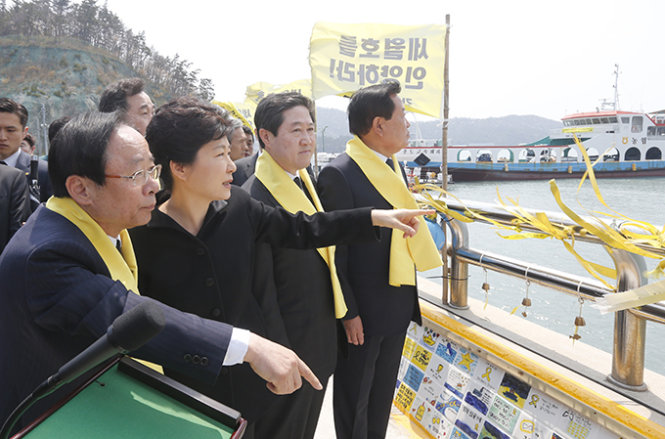 Tổng thống Park Geun Hye đến tưởng niệm nạn nhân vụ chìm phà Sewol nhân một năm thảm họa này tại cảng Jindo ngày 16-4 - Ảnh: AFP