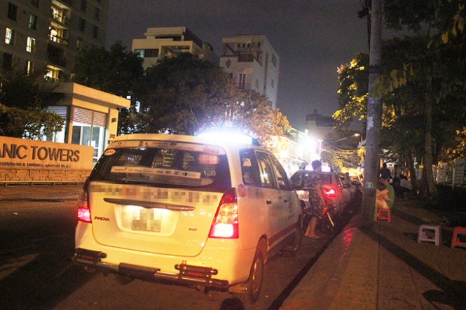 Taxi đậu trên đường Nguyễn Thượng Hiền, P.5, Q.Phú Nhuận vào tối 12-4 - Ảnh: Đức Phú