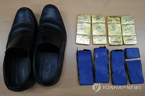 Tang vật giấu trong giày của cơ trưởng VN - Ảnh: Yonhap News