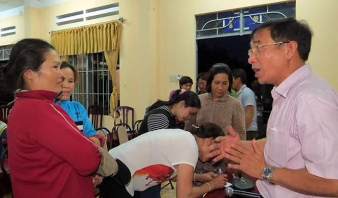Ông Nguyễn Ngọc Sơn - phó chủ tịch UBND TP Cam Ranh - đối thoại với người dân P.Cam Phúc Bắc vào chiều tối 20-4 - Ảnh: Duy Thanh