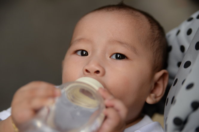 Đôi mắt long lanh của bé Nguyễn Quốc Huy khi trở lại TP.HCM cho các bác sĩ kiểm tra sức khỏe - Ảnh: Hữu Khoa