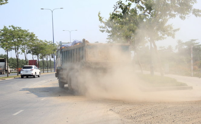 Một chiếc xe chạy trên đường Mai Chí Thọ (Q. 2, TP.HCM) cuốn bụi bay mù mịt