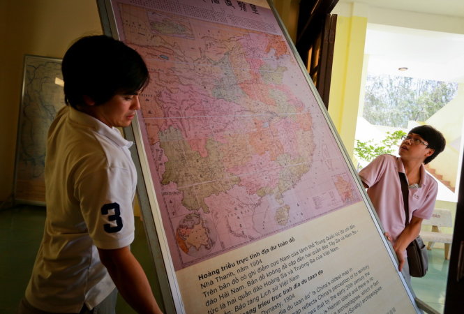 Trưng bày bản đồ về tư liệu “Hoàng Sa, Trường Sa là của Việt Nam tại huyện đảo Phú Quý. Ảnh: TIẾN THÀNH