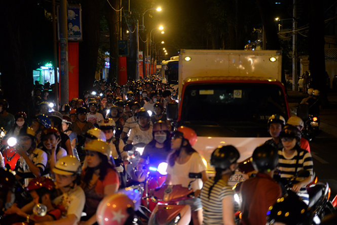 Xe cộ kẹt cứng kéo dài trên đường Trần Quốc Thảo - Ảnh: Hữu Khoa