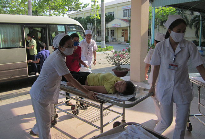 Công nhân nhập viện đang nằm điều trị tại bệnh viện K120 - Ảnh: Hoài Thương