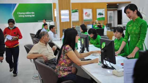 Khách hàng giao dịch tại Vietcombank, TP.HCM - Ảnh tư liệu
