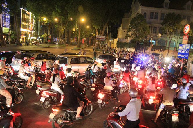 giao thông hỗn loạn tại giao lộ Nguyễn Hữu Cảnh - Tôn Đức Thắng - Ảnh: Mậu Trường