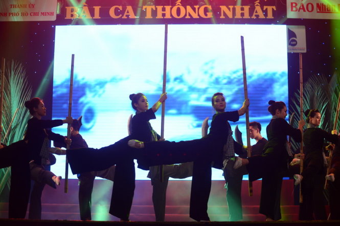 Hợp ca nam nữ trình diễn tiết mục Giải phóng miền Nam trong chương trình “Bài ca thống nhất” tại Nhà hát TP.HCM tối 25-4 - Ảnh: Quang Định