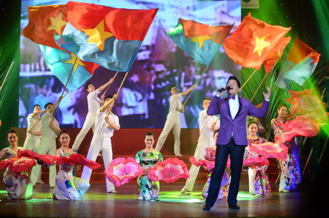 Ca sĩ Đăng Dương trình diễn ca khúc Đất nước trọn niềm vui trong chương trình “Bài ca thống nhất” tại Nhà hát TP.HCM tối 25-4 - Ảnh: Quang Định