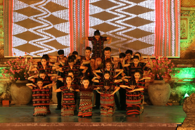 Zèng của người Tà Ôi, A Lưới, Thừa Thiên - Huế biểu diễn trên sân khấu - Ảnh: Thái Lộc