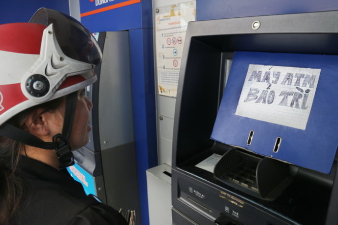 Một trụ ATM của Ngân hàng Đông Á tại ngã tư Đinh Tiên Hoàng - Nguyễn Thị Minh Khai (P.Đa Kao, Q.1, TP.HCM) ngừng hoạt động từ sáng đến chiều 27-4 - Ảnh: Tiến Long