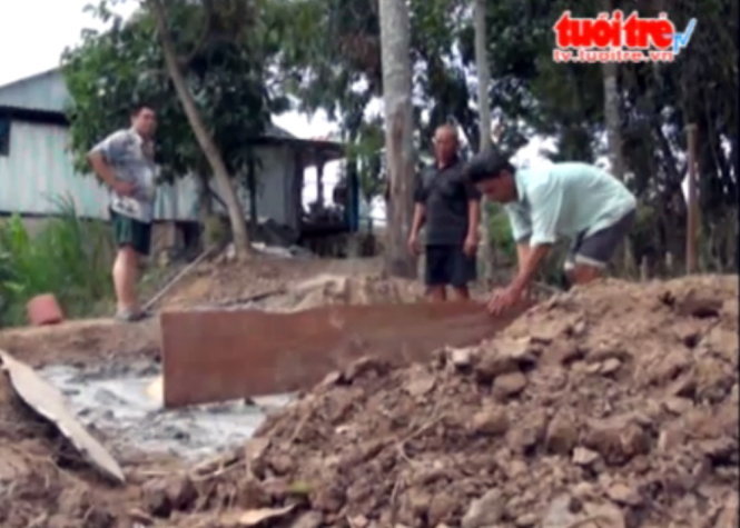 Bà con hàng xóm giúp chôn cất 3 bé gái
