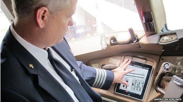 Phi công hãng American Airlines sử dụng iPad để xem lịch trình bay - Ảnh: American Airlines