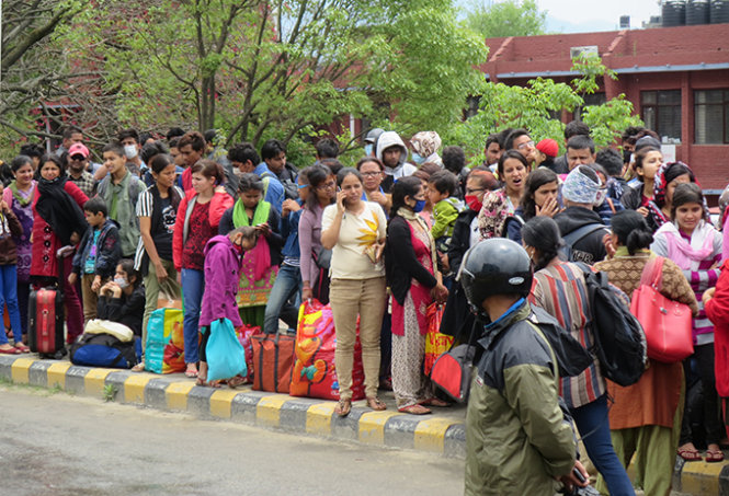 Người dân Kathmandu xếp hàng dài để đợi lên xe buýt về quê vì lo sợ những ngày tới không có nước và thức ăn - Ảnh: Việt Phương