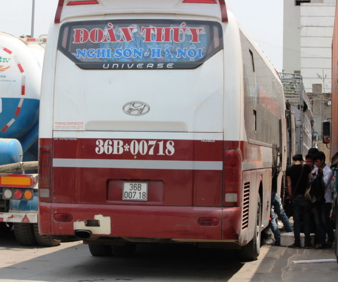 Chiếc xe khách biển số 36B- 007.18 chỉ có 42 chỗ ngồi, nhưng ngồi nhét tới 111 người vừa bị CSGT Thanh Hóa bắt giữ- Ảnh: Hà Đồng. 