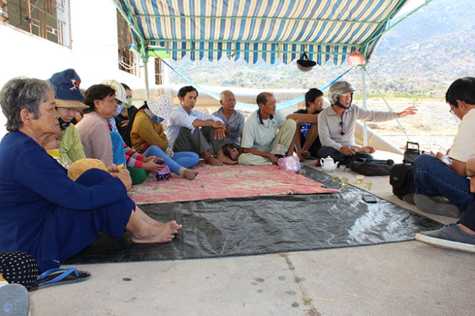 Hơn hai tháng qua, 73 hộ dân thôn Quán Thẻ 3 (Phước Minh, Thuận Nam) vẫn còn dựng lều ngăn cản trạm bơm số 5 bơm nước biển vào sản xuất muối - Ảnh: M.Trân