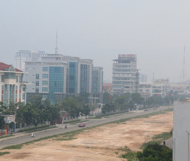 Trung tâm TP Huế nhìn từ phường Xuân Phú lúc 15g ngày 5-5 mờ mịt khói - Ảnh: Thái Lộc
