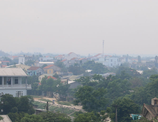Đường Tố Hữu, TP Huế mờ mịt khói trong chiều 5-5 - Ảnh: Thái Lộc