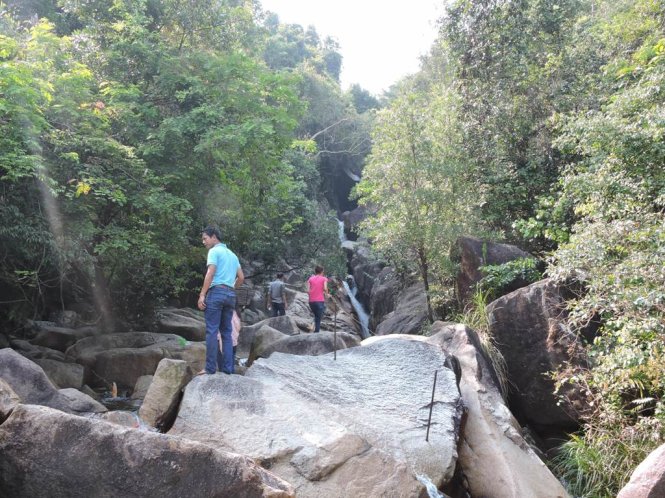 Những tảng đá,vách đá cheo leo hai bên lối lên suối Tiên mang đến du khách cảm giác hiểm trở