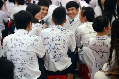 Áo của các bạn nam dày đặc chữ ký được các bạn ký tặng trong một buổi lễ tri ân và trưởng thành cho học sinh khối 12 ở TP.HCM - Ảnh: Quang Định