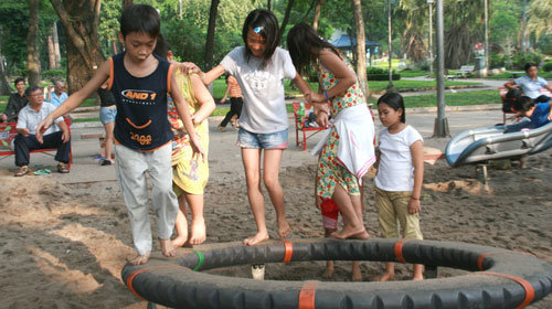 Nhóm học sinh ở quận 1, TP.HCM vui chơi tại sân chơi phức hợp ở công viên Tao Đàn - Ảnh: Như Hùng