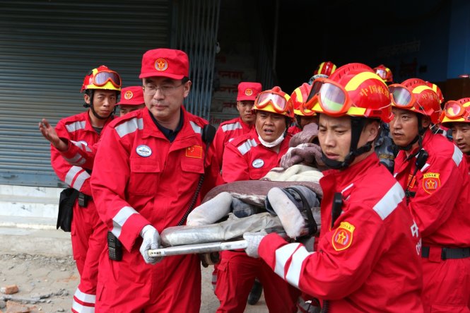 Đội cứu hộ của Trung Quốc đưa một người ra khỏi đống đổ nát từ trận động đất - Ảnh: cctv-america.com