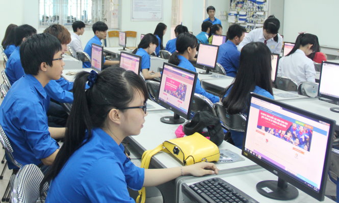 Các sinh viên tham gia phần thi trực tuyến cá nhân hội thi 