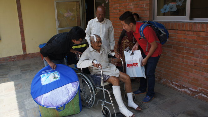 Cụ ông Biku Narayan Shrestha, 99 tuổi, rất xúc động khi nhận quà từ bạn đọc báo Tuổi Trẻ Ảnh: Prabal Saakha
