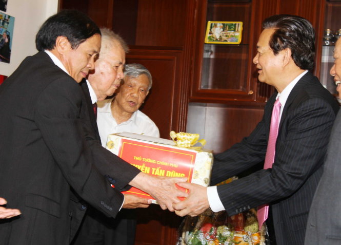 Thủ tướng Nguyễn Tấn Dũng đến thăm và tặng quà trung tướng Đặng Kinh nguyên phó tổng tham mưu trưởng Quân đội nhân dân VN - ảnh: C. Thuỷ