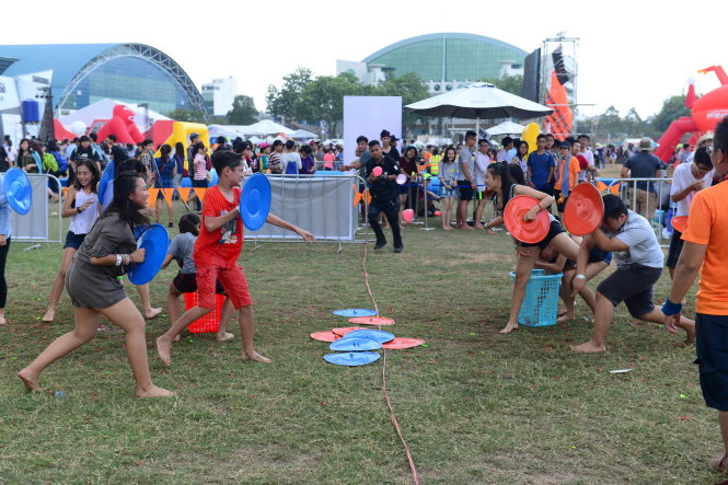 Các bạn trẻ thích thú với những trò chơi tại lễ hội âm nhạc Yan Beatfest tại sân vận động Phú Thọ - Ảnh: Quang Định