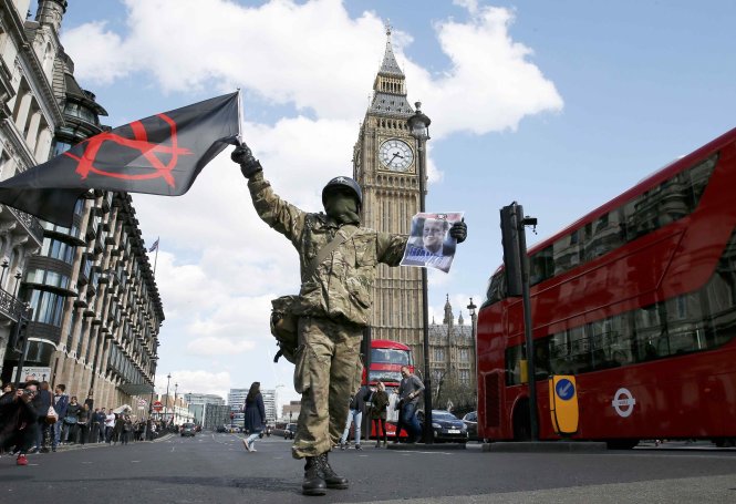 Người biểu tình phản đối Đảng Bảo thủ ở London ngày 9-5 - Ảnh: Reuters