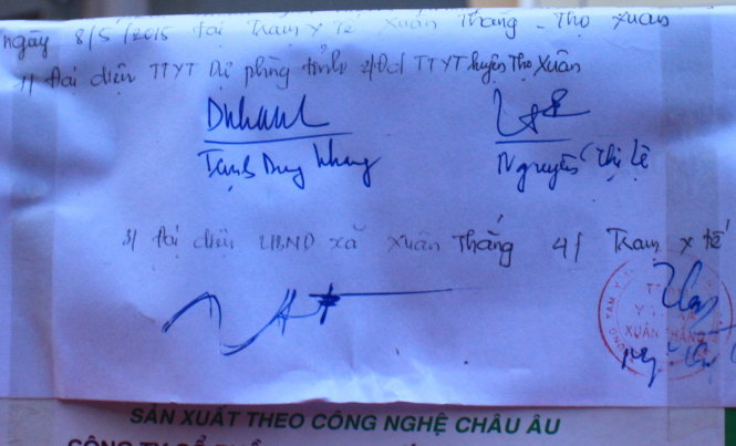 Lọ vắc xin BCG (phòng lao) tiêm cho cháu Trịnh Thanh Bình đã được cơ quan chức năng tỉnh Thanh Hóa niêm phong - Ảnh: Hà Đồng