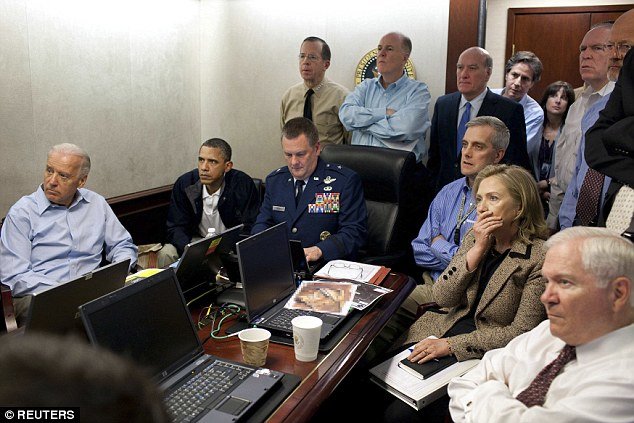 Tổng thống Obama (thứ 2 từ trái sang), phó tổng thống Joe Biden (trái) và ngoại trưởng Hillary Clinton (thứ 2 từ phải sang) đang ngồi theo dõi vụ truy quét bin Laden tại Phòng tình huống - Ảnh: Reuters