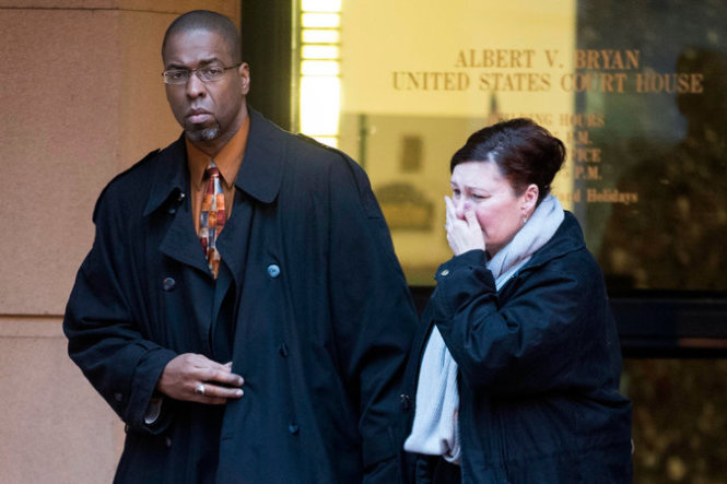 Cựu nhân viên CIA Jeffrey A. Sterling và vợ trong phiên tòa xét xử hồi tháng 1-2015 - Ảnh: AP