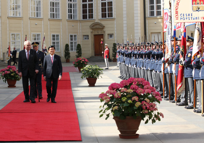 Chủ tịch nước Trương Tấn Sang và Tổng thống Milos Zeman duyệt đội danh dự Ảnh: Giản Thanh Sơn