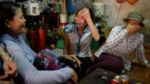 Chị Huỳnh Thị Ánh Hồng (ngồi giữa) và các đồng nghiệp ở cùng nhà trọ chia sẻ câu chuyện tìm thấy 5 triệu yen trong thùng loa cũ - Ảnh: Thuận Thắng