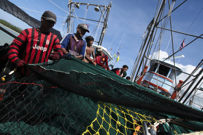 Lao động nhập cư người Myanmar trên tàu cá Thái Lan ở bờ biển tại Phangnga - Ảnh: AFP