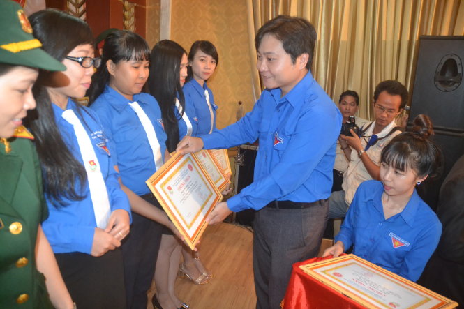 Đại diện lãnh đạo các tỉnh, thành đoàn trao giấy chứng nhận “Thanh niên tiên tiến làm theo lời Bác” cho các thanh niên tiêu biểu - Ảnh: Quang Phương