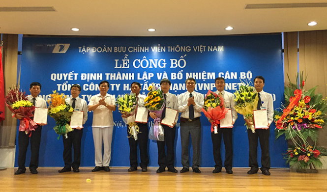 Bộ trưởng Bộ TT&TT Nguyễn Bắc Son, Chủ tịch HĐTV VNPT Trần Mạnh Hùng trao quyết định và tặng hoa cho lãnh đạo 3 tổng công ty