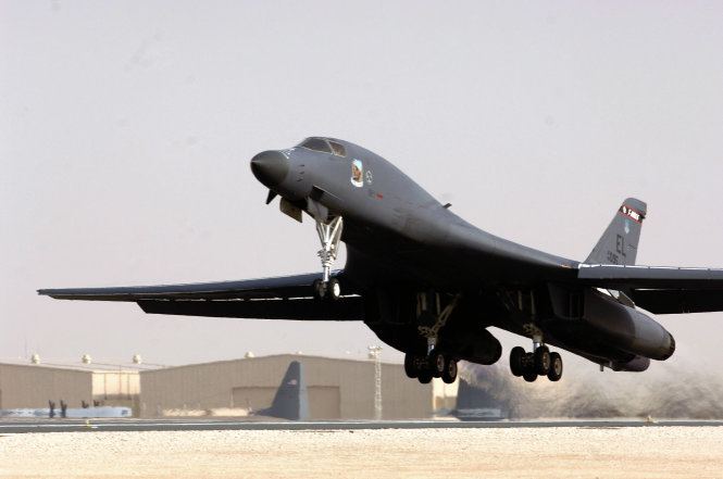 Máy bay ném bom B-1 của Mỹ cất cánh tại một căn cứ vùng Tây Nam Á - Ảnh: David Miller (US Air Force)