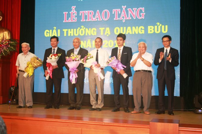 Phó thủ tướng Vũ Đức Đam, GS Hoàng Tụy, GS Nguyễn Văn Hiệu trao hoa cho các nhà khoa học đoạt giải thưởng Tạ Quang Bửu - Ảnh: Sỹ Hùng