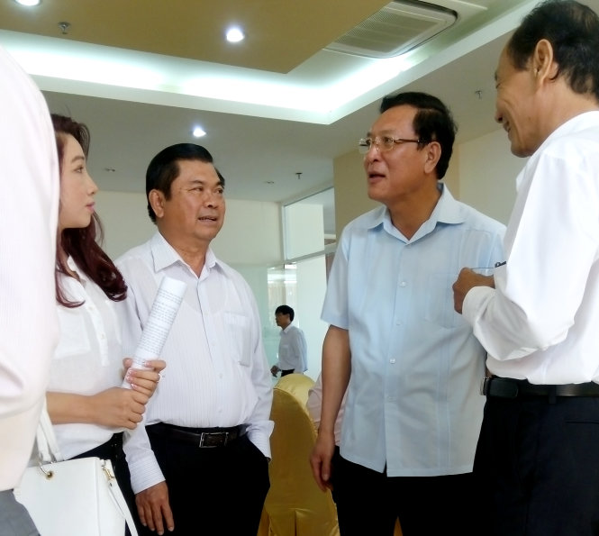 Bộ trưởng Bộ GD-ĐT Phạm Vũ Luận (thứ hai từ phải) trao đổi với các đại biểu bên lề hội nghị - Ảnh: Chí Quốc