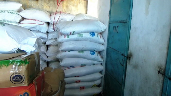 Bên trong cơ sở sản xuất các bao đường được chất gần nhà vệ sinh ẢNH: NGUYỄN NAM