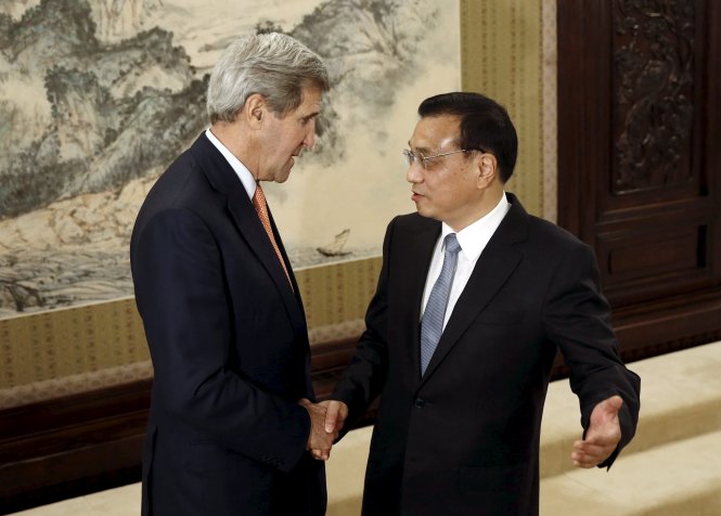 Ngoại trưởng Mỹ John Kerry gặp Thủ tướng Trung Quốc Lý Khắc Cường tại Bắc Kinh ngày 16-5 - Ảnh: Reuters