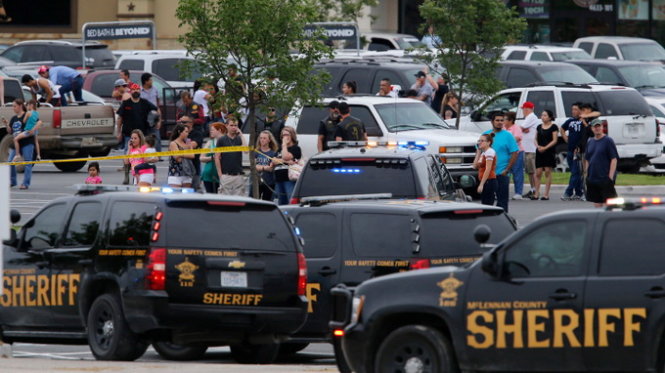 Một số người đang đứng gần hiện trường vụ đấu súng ngày 17-5 ở Waco, Texas   Ảnh:AP