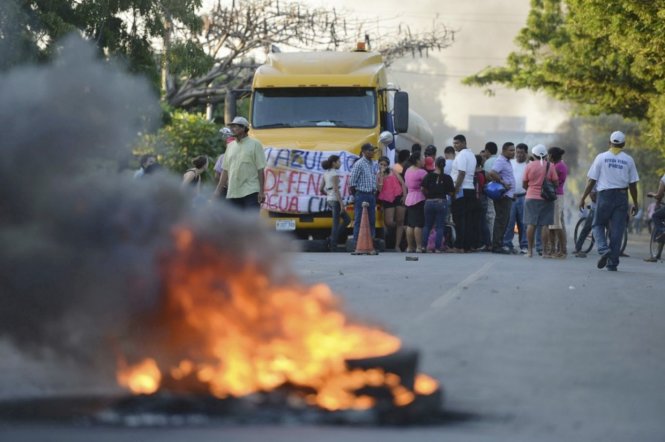 Người dân Nicaragua biểu tình chặn đường cao tốc Panamerican để phản đối dự án kênh đào ở Managua với Trung QuốcẢnh: Reuters