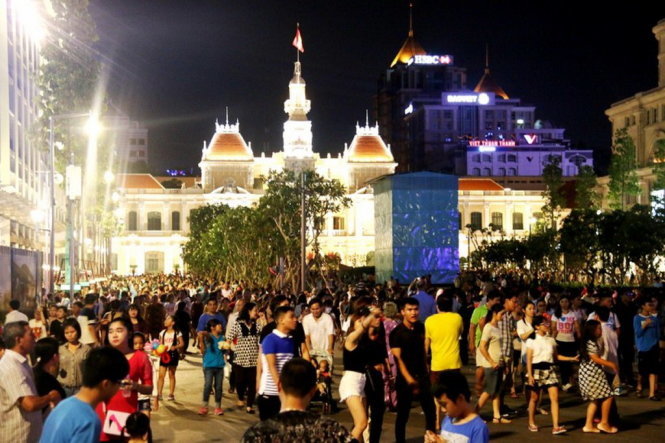 Đông đảo người dân và khách du lịch tiếp tục đổ về quảng trường Nguyễn Huệ. Ảnh: Tiến Long