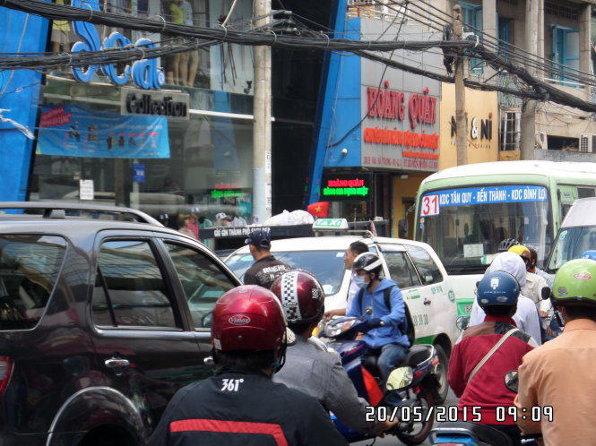 Tài xế hung dữ trở về xe - Ảnh: Phạm Nguyễn