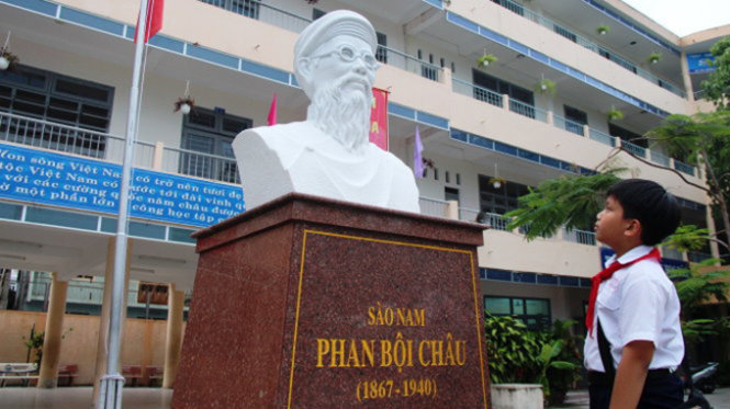 Bức tượng chí sĩ Phan Bội Châu đặt giữa sân Trường THCS Sào Nam, TP Đà Nẵng - Ảnh: Phan Thành